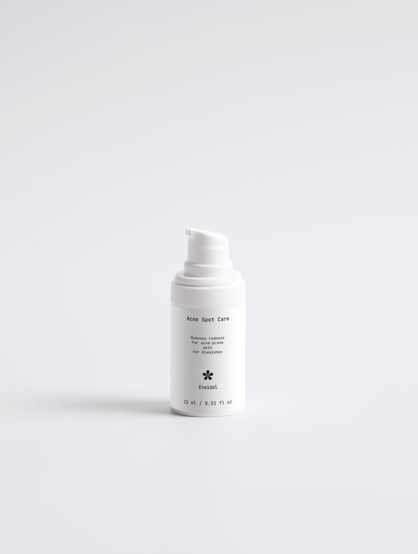 Apaise la peau et atténue les rougeurs autour des imperfections. Notre formule contribue à obtenir un teint clair et sain.