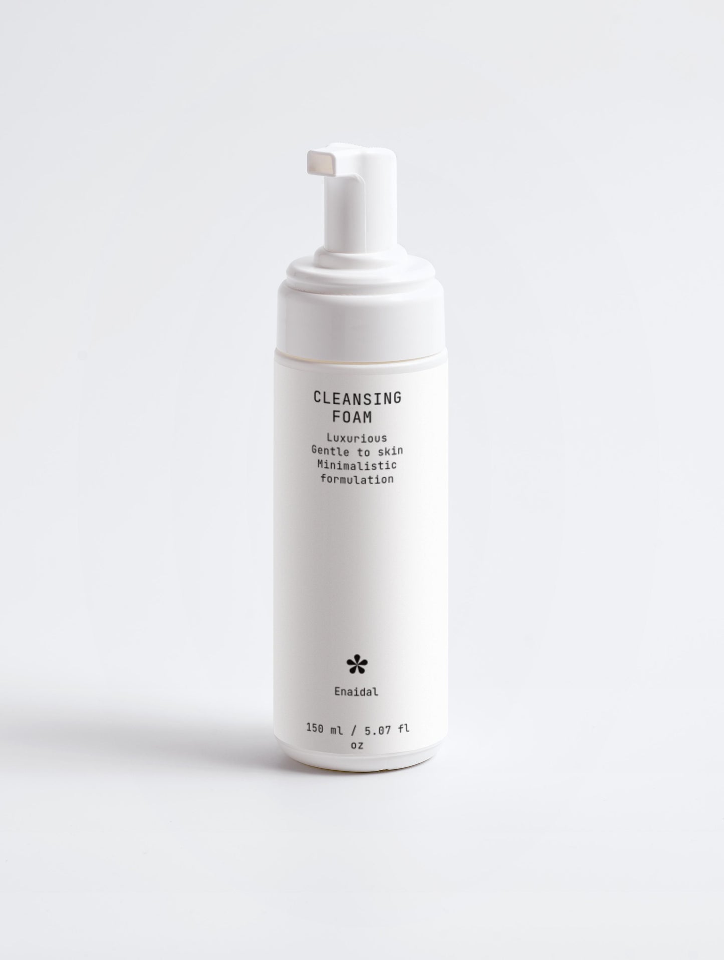 Cette mousse nettoyante douce et légère aide à éliminer le maquillage et les impuretés pour laisser la peau fraîche et souple.